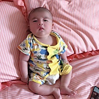 一下子就两个多月了  宝宝一天一个样  回头看看以前的照片都觉得不认识了😂