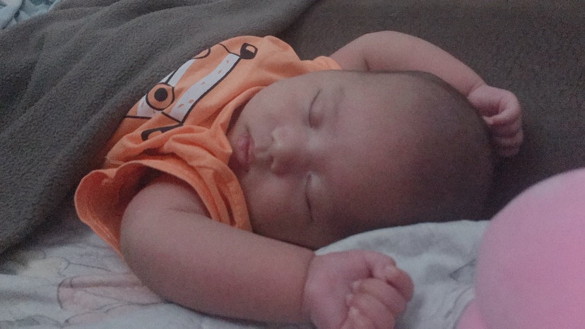 喜欢睡客厅的小宝宝，我也很无奈啊！！！
在月子里婆婆总喜欢把宝宝抱去客厅一起看电视～说宝宝我带着辛苦，总是要抱着宝宝，都是婆婆她们抱习惯的，现在还让她习惯了睡客厅，房间里面怎么放都不高兴睡，现在出了月子了，还要陪着宝宝一起睡客厅，真的好烦躁啊！我都感觉我快抑郁了