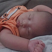 喜欢睡客厅的小宝宝，我也很无奈啊！！！ 在月子里婆婆总喜欢把宝宝抱去客厅一起看电视～说宝宝我带...