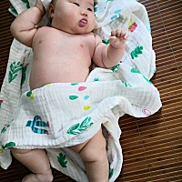 两个半月16斤的小胖妞，手臂比十岁哥哥还粗，不知道该怎么减肥😇 从出生十几天就能睡整觉，一整天...