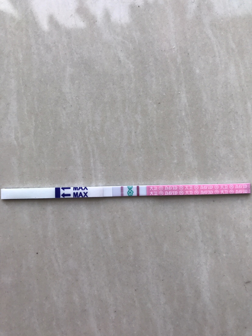 7.13号末次月经
25号排卵期
今天大卫早早孕测了，有点粉色，但是拍照不是很明显。能看出来吗亲们？
排卵试纸直接是强阳，听说怀孕排卵试纸强阳是真的吗？