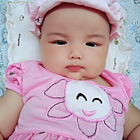 两个月了现在会讲话会笑了 胖胖的抱着手酸😂😂