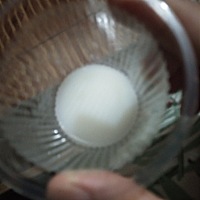 母乳是白色的，而且有点像纯白的，是什么原因导致的呢？！