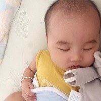 这个炎热的天气，每天早上宝宝奶奶会把宝宝抱下楼出去呼吸下新鲜空气，一下楼楼下那些婆婆阿姨的都...