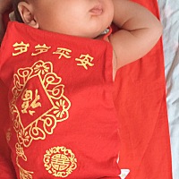 为啥我家宝宝最近总是不爱睡觉，就晚上能睡6.7个小时，白天几乎不怎么睡，每次吃饱后拍完嗝还是吐奶，而...