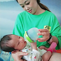 宝贝今天夜里没有吃奶昨天是熬到两点才睡的白天睡多了夜里睡不着了就闹一会吃一会拉了