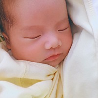 为什么我家刚出月宝宝只要醒来就找奶喝啊？混合喂养，刚喝完母乳和50ml左右的奶粉，不到半个小时开...