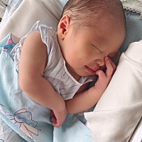 宝宝做啥梦那么美呢，快出院了，赶紧回家。好想家👨🏻👩🏻👦🏻真正的一家三口了！