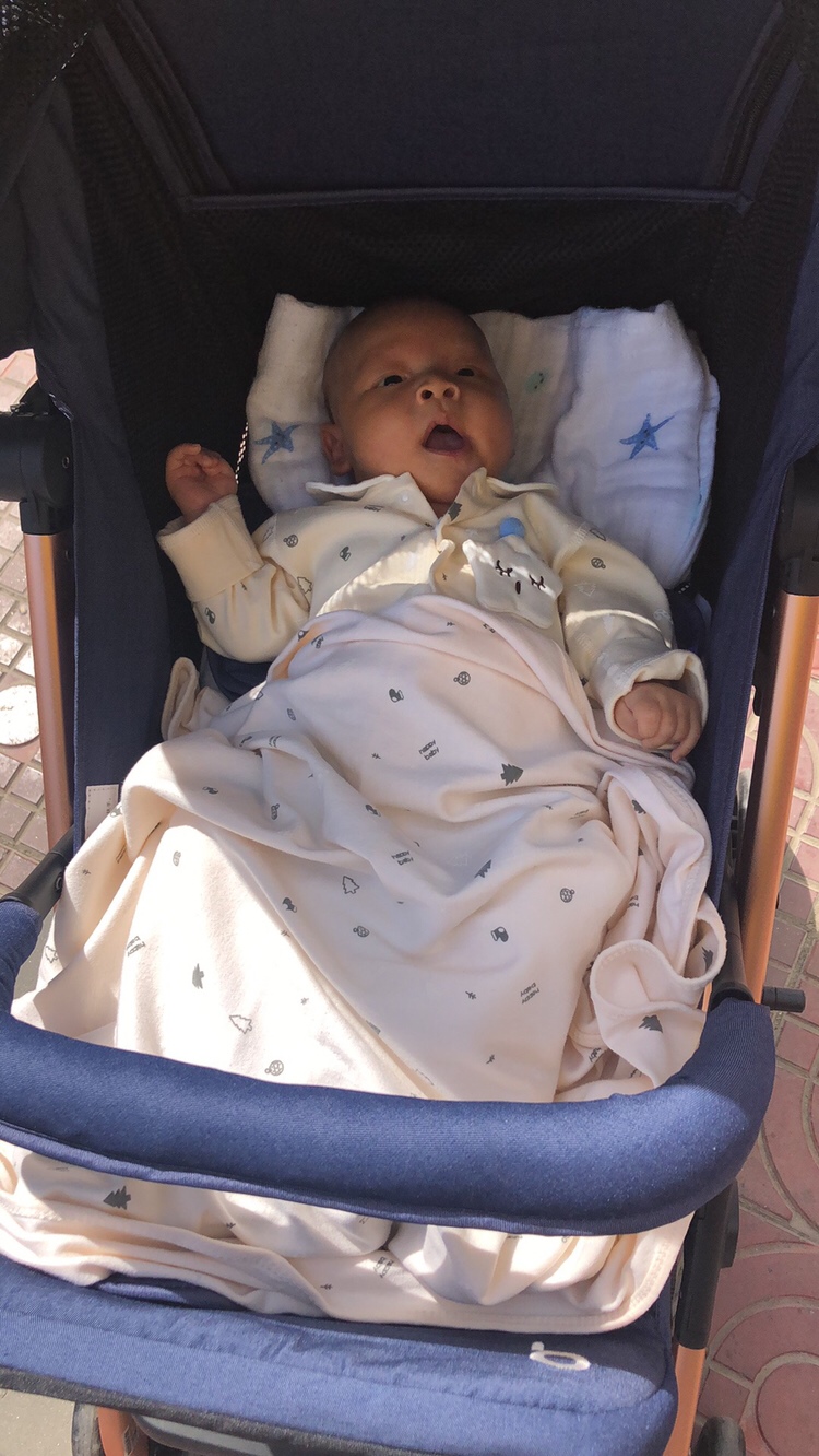 宝宝还有点黄疸 停了3天母乳 降了下来 我悬的一颗心终于落地了 但和黄疸的斗争还木有停止 医生不让吃药说对宝儿的肠胃不好 就只开了葡萄糖和维C 让多拉多排 多晒太阳 这不我们娘俩出门遛弯儿来了呗🤗🌞

希望我宝宝尽快恢复健康💗👶