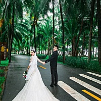 我和老公是玩游戏认识的，他比我小三岁，相隔了一千多公里，那时见了俩面直接拿了结婚证，我们都属...