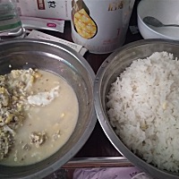 我们来比比月子餐吧！天天早上鸡蛋配一大兜白饭，中晚鸡每天同样，无知的老人太可怕了