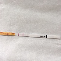 昨天排卵试纸测出两根线都是红的，今天测怎么另外一条线颜色变淡了呢？到底排没排卵呀