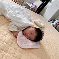#七夕晒幸福# 晒晒我家的天使宝宝。 月子里一次性睡三到四个小时，醒来吃完就继续睡，一点也不需要...