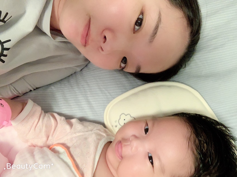 镜头感十足，拿起相机就笑