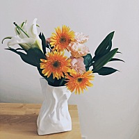 昨天老公过生日🎂还送了我一部手机哈哈哈哈哈照相用📷❤️😂蹭了一顿芋泥伯爵蛋糕～