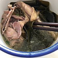 一个人带孩子，婆婆送饭给我吃，两个鸭腿都给我了。你们婆婆呢