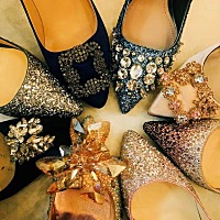 衣帽间里的鞋盒子落了一层灰 感觉怀了孕 有了娃之后就更没机会穿了！难道以后只能穿运动鞋了吗.....