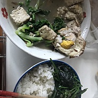 你们坐月子都吃啥？ 我硬是信了我婆婆的邪，在医院的时候我说想喝个小米粥，然后买不到。我婆婆就讲...