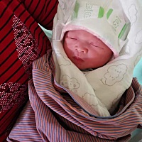 40➕4周，来报喜啦！昨晚4点半突然破水，5点入院，内检才开一公分，然后到早上开始滴催产素，滴的过...