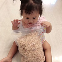 虾皮一包和妹妹人那么大 抓爱不释手。