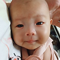 宝宝一吃奶就挣扎，哭的特别痛苦，看着太心疼了，到底是怎么回事啊，怎么缓解啊……急急急