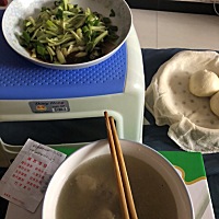 你们月子都吃什么呀！我一天三顿都是黄瓜菜，炖的汤冒都不打，吃完碗底一堆黑冒