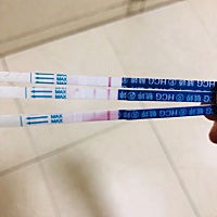 早上4点起来用晨尿测了一下发现有淡淡印，然后又拿了一根，就很明显，怕验孕棒有问题又拿出第三根验...