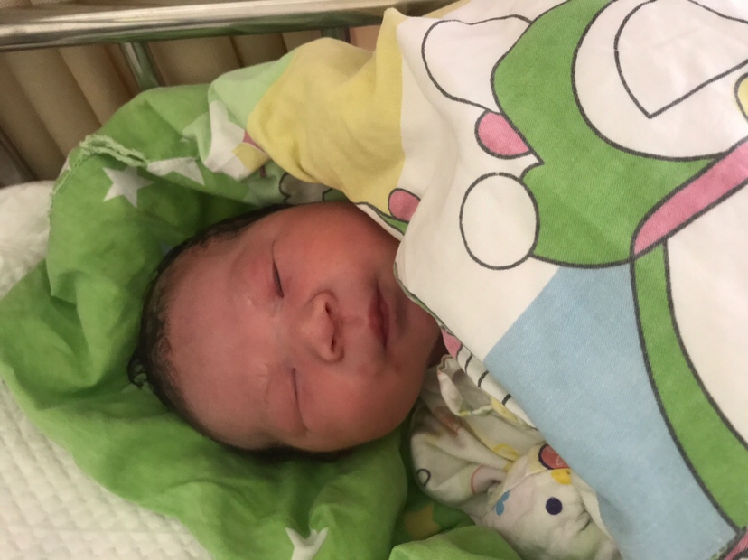 这个故事有点长……
我的🐷 nt时偏大一周，四维时偏大2周左右，到38周整双顶径9.8cm 。医生让我在35周左右就开始做生的准备（加上偏大天数🐷已经37周足月）  7月1号外公外婆从东北来迎接🐷宝，等啊等，等啊等，等到东北家里迎来龙卷风🌪️……  多亏了🐷宝的忽悠，不然外公外婆在家里很危险⚠️
每周三的产检都祈祷医生让我留院，无奈的是🐷太淡定。终于熬过了39 5  可以住院，马上见到🐷很😄！刚怀孕时就决定要剖腹产，因为之前宫颈做过手术不想有风险（家人是不知道的）我老妈不同意 一直开导要顺产，好吧 我心动了 ，毕竟肚子上有条疤穿衣服确实不好看……那就试试顺个看看，8月1号晚上8点40左右开始有镇痛感，凌晨12点↔️ 宫口开一指 ，1点开三指 终于可以用导乐了（晚上医院没有无痛，只有导乐）2点左右进产房，（噩梦开始了）宫口全开，就是生不下来……中途怎么哭喊要求剖腹产医生都不理的，直到5点多才准备剖腹产，打上麻药真的是上天堂的感觉……🐷有七斤半重 小胖子折腾的老娘真是再也不想经历。  住院五天，我这番事迹已经被医生作为反面教材的典型例子来鼓励各个产妇！无奈啊……  6号 我出院了，🐷又住院。黄疸偏高在照蓝光。期待🐷健康回家中ing^   
（对了 🐷是40周整出栏）