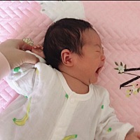 🈶️同款宝宝吗？ 总是跟自己过不去 喜欢玩自己后脑勺的头发 一不小心扯的自己嗷嗷大哭