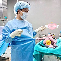 刚出生几秒钟的婴儿拉住医生手术服不撒手，照片发布后萌翻网友：瞧这暴脾气