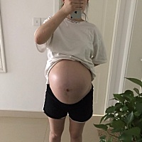 终于有力气来分享一下顺产经历了。娃双顶径9.6女宝宝一枚。撕裂2到3厘米。整个孕期都说是男宝导致自...