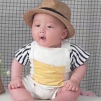 两个宝宝今天刚好四个月了！愿他们兄弟两个健康成长，快快乐乐！爱你们哟