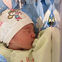 8.5生5.1斤女宝宝，今天出院了。很小但是一切健康。顺产，轻微撕裂，生的很快。祝宝妈们都一切顺利！