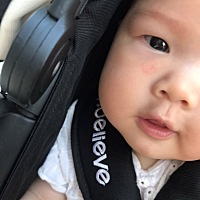 请问大家有谁知道宝宝脸上这个红印具体是啥？老母亲都要急死了，一个月了，不仅没有消，面积反而越来越...