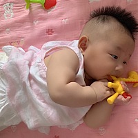 没牙齿的小朋友是这么可爱呀……