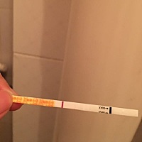 (转载)最近天气比较多变，晚上睡觉老醒，我的金秀儿测的早孕，😳排卵也很淡很淡  姨妈推迟四天了  白...