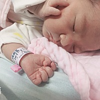 好准时的宝宝，预产期一天也不迟，8.6号晚上痛，8.7号凌晨四点多就就出来了，给你爸爸最好的情人节...