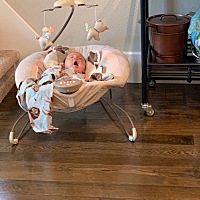 等我吃饭，我甚至不敢走過去拍照。要不給他盯上了一定給我假哭，他這樣子發呆挺好的。感覺躺在那裡...