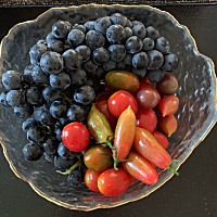 早餐，兩個水蛋，芝士吐司，牛奶 苹果汁，🍇，番茄 晚餐，醬排骨，泰式牛肉炒茄子，牛肉炒芥蘭，...