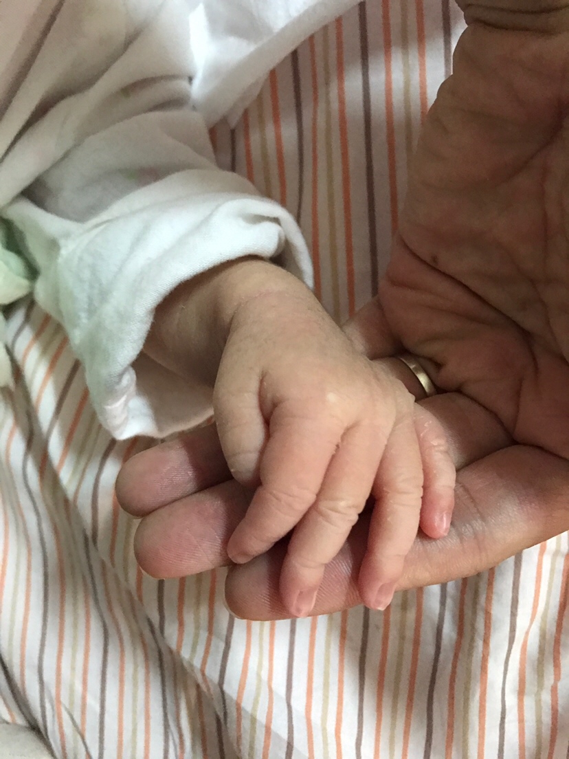 修長的手指像媽媽，✌️