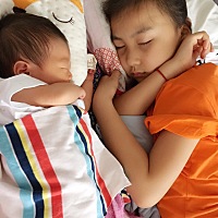 我可爱的大宝和二宝，姐姐有了妹妹后真的变化别提有多大，以前做点事情是怎么都叫不动，现在帮忙照顾妹...