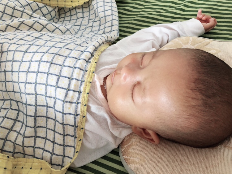 刚出生的时候不会哭闹，现在越大越会哭闹，心好累啊，一个人带娃特辛苦