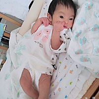 宝宝出生第十七天了，宝宝拍奶嗝的时候总是自己抬头，第五天睡觉的时候就能自己转动脖子，现在的孩子都...