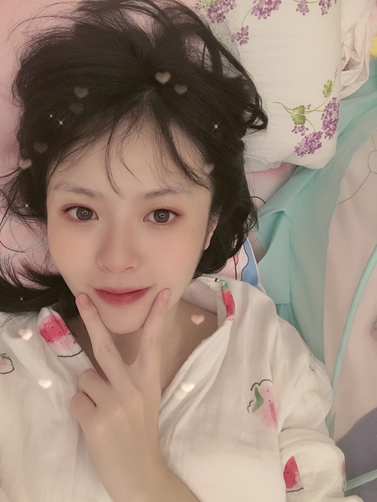 轻颜相机真是好东西，美颜得直接上了个妆一样，真是自拍神器。