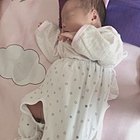 提前给金芷希小朋友摆满月酒，大家都去吃酒了，就我们娘俩在家睡觉☺️ 轻颜相机真是好东西，美颜得直接...