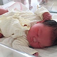 宝贝出生第二天，吃饱就睡，爸爸妈妈的心肝宝贝