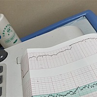 去产检发现有宫缩，然后医生内检，说开了两三指要求住院，住了两天宫缩没了，因为生过两个宝宝了，医生...