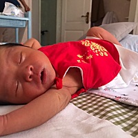 不知道为啥我的问题额外多，你们让宝宝睡觉的时候头怎么睡啊，我婆婆让他平躺，月嫂让他左右躺，这么个...