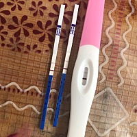 亲们，我7月16号来完的例假，8月10号测试结果是2根但不明显这是怀孕了吗？这才20多天能看出来吗？亲们帮...