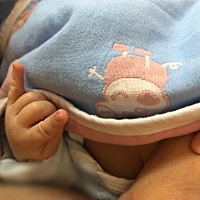 宝宝喝奶时手指头爱做各种手势正常吗  我看着感觉很奇怪又很可爱，小朋友都这样吗？